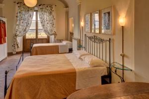 Un pat sau paturi într-o cameră la Albergo San Lorenzo