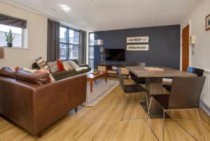 un salon avec un canapé et une table dans l'établissement Aspire Apartments York, à York