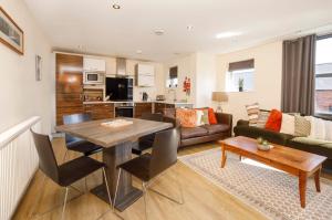 un salon avec une table et un canapé dans l'établissement Aspire Apartments York, à York