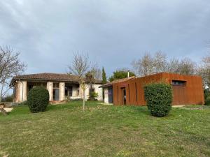 a house with a large yard in front of it at Calme et Confort sur les Hauteurs de Montauban in Montauban