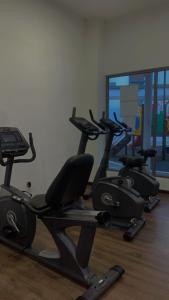Un gimnasio con tres bicicletas estáticas en una habitación. en Ella Residence Homestay 2, en Brinchang