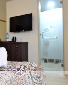 TV i/ili multimedijalni sistem u objektu KazaCasa Guesthouse Batroun +50 fotografija