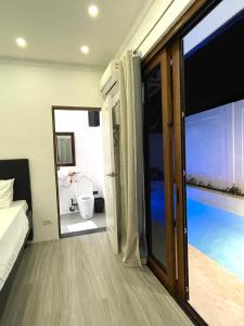 Ένα μπάνιο στο Jay's Villa B