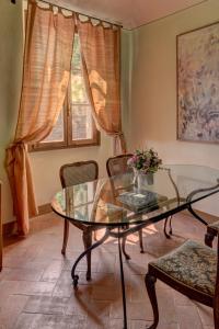 - un salon avec une table et des chaises en verre dans l'établissement Albergo San Lorenzo, à Poppi