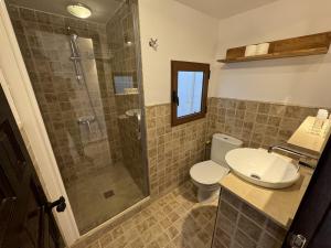 a bathroom with a shower and a toilet and a sink at PLAZA IGLESIA HappyVila in Villajoyosa