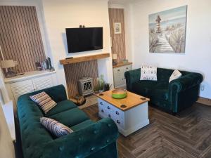 Et tv og/eller underholdning på Eden Rose Cottage hot-tub jacuzzi morecambe-bay