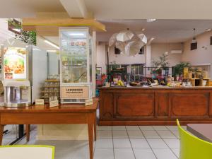 Kohvi ja tee valmistamise võimalus majutusasutuses B&B HOTEL Aurillac Le Lioran