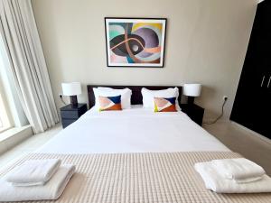 Letto o letti in una camera di SUNRISE HOMES - 2 BR with Panoramic Views next to JBR Beach