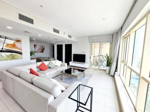 TV o dispositivi per l'intrattenimento presso SUNRISE HOMES - 2 BR with Panoramic Views next to JBR Beach