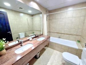 Bagno di SUNRISE HOMES - 2 BR with Panoramic Views next to JBR Beach