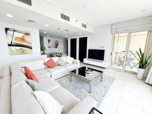 TV o dispositivi per l'intrattenimento presso SUNRISE HOMES - 2 BR with Panoramic Views next to JBR Beach