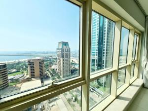 Balcone o terrazza di SUNRISE HOMES - 2 BR with Panoramic Views next to JBR Beach