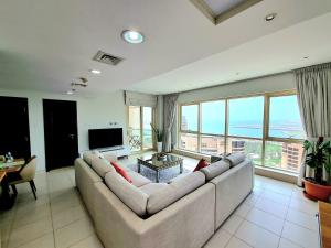 TV o dispositivi per l'intrattenimento presso SUNRISE HOMES - 2 BR with Panoramic Views next to JBR Beach