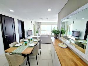 TV o dispositivi per l'intrattenimento presso SUNRISE HOMES - 2 BR with Panoramic Views next to JBR Beach