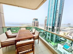 Balcone o terrazza di SUNRISE HOMES - 2 BR with Panoramic Views next to JBR Beach