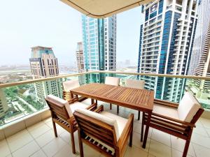 Balcone o terrazza di SUNRISE HOMES - 2 BR with Panoramic Views next to JBR Beach