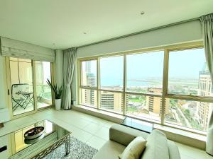 Area soggiorno di SUNRISE HOMES - 2 BR with Panoramic Views next to JBR Beach