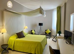 A television and/or entertainment centre at Hotel Gargano