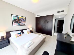 Letto o letti in una camera di SUNRISE HOMES - 2 BR with Panoramic Views next to JBR Beach