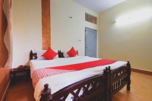 Ένα ή περισσότερα κρεβάτια σε δωμάτιο στο Hotel O Aditya