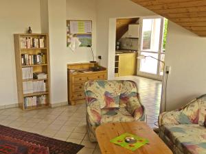 un salon avec un canapé et une table dans l'établissement Haus Sonntag, à Frickingen