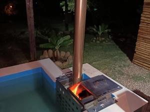 una stufa è posizionata in un cortile di notte di Believe Cottage a Oudtshoorn