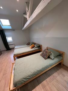 オセールにあるAppart'Hôtel Auxerreのロフト付きの部屋にベッドが2つあります