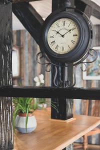 a black clock sitting on top of a table at 3-Zimmer Wohnung mit Terasse im Herzen Bambergs in Bamberg