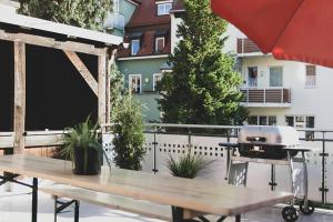 a barbecue grill sitting on top of a patio at 3-Zimmer Wohnung mit Terasse im Herzen Bambergs in Bamberg