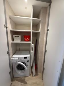 een wasruimte met een wasmachine in een kast bij Casa Martinelli in Nago-Torbole