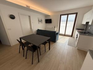 een keuken en eetkamer met een tafel en stoelen bij Casa Martinelli in Nago-Torbole