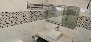 Bilik mandi di Presken Hotels Ikoyi