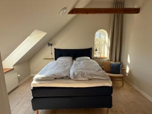 Vester-SkerningeDigebjerggaard Bed & Breakfast的阁楼里有一张大床的卧室 更多34张照片