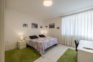 Postel nebo postele na pokoji v ubytování Downtown City Apartment