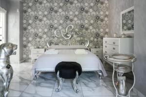 a bedroom with a bed and a dog in it at Golden Garden in Naples