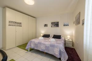 Postel nebo postele na pokoji v ubytování Downtown City Apartment