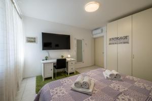 Postel nebo postele na pokoji v ubytování Downtown City Apartment
