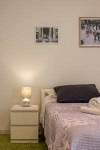 Postel nebo postele na pokoji v ubytování Downtown City Apartment