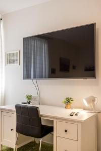 TV a/nebo společenská místnost v ubytování Downtown City Apartment