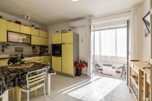 Kuchyň nebo kuchyňský kout v ubytování Downtown City Apartment