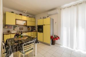 Kuchyň nebo kuchyňský kout v ubytování Downtown City Apartment