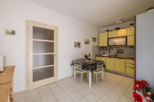 Kuchyň nebo kuchyňský kout v ubytování Downtown City Apartment