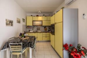 Kuchyň nebo kuchyňský kout v ubytování Downtown City Apartment