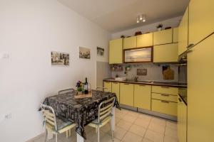 Kuchyň nebo kuchyňský kout v ubytování Downtown City Apartment
