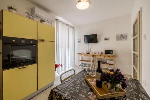 Kuchyň nebo kuchyňský kout v ubytování Downtown City Apartment