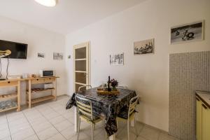 TV a/nebo společenská místnost v ubytování Downtown City Apartment