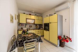Kuchyň nebo kuchyňský kout v ubytování Downtown City Apartment