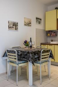 Kuchyň nebo kuchyňský kout v ubytování Downtown City Apartment