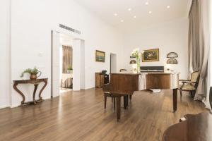 a living room with a piano and a desk at Luxe Madre de Dios in Sanlúcar de Barrameda