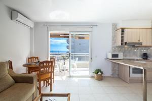 a kitchen and living room with a view of the ocean at Apartamento Mare Internum I in La Pineda